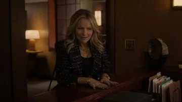 Blazer à tissage texturé à double poitrine Zara porté par Lorna (Becki Newton) vu dans The Lincoln Lawyer (S02E01)