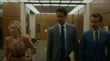 Alice + Olivia Hattie Blazer porté par Lorna (Becki Newton) vu dans The Lincoln Lawyer (S01E05)