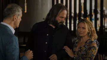 ASTR The Label Robe moutarde foncée à fleurs foncées-violette portée par Lorna (Becki Newton) comme on le voit dans The Lincoln Lawyer (S01E06)