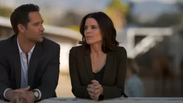 Tahari Asl Mil­i­tary Jack­et worn by Maggie McPherson (Neve Campbell) as seen in The Lincoln Lawyer (S02E03)