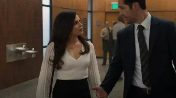 Reiss Brooklyn Sheer Sleeve Top usado por Lisa Trammell (Lana Parrilla) como se ve en The Lincoln Lawyer (S02E05)