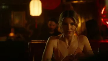 Gorjana Compass Coin Collar usado por Addison Augustine (Caitlin Bassett) como se ve en Quantum Leap (S01E18)