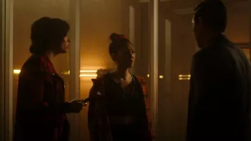 Out From Under Go For Gold Seamless Top usado por Jenn Chu (Nanrisa Lee) como se ve en Quantum Leap (S01E18)