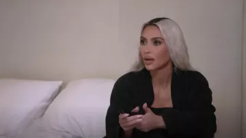 Skims Fleece Wrap Jacket porté par Kim Kardashian comme on le voit dans The Kardashians (S03E07)