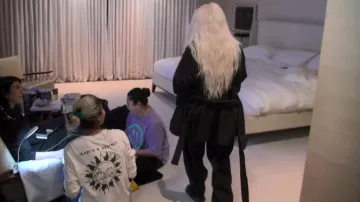 Pantalon polaire écrémé porté par Kim Kardashian vu dans The Kardashians (S03E07)