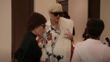 Dolce & Gabbana Silk Robe Shirt & Pantalon porté par Khloé Kardashian vu dans The Kardashians (S03E07)