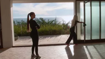 Nike Dunk Retro Sneakers portées par Khloé Kardashian vues dans The Kardashians (S03E07)