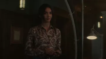 Sandro Silk Flo­ral Blouse worn by Bess Marvin (Maddison Jaizani) as seen in Nancy Drew (S04E06)