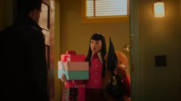 Zara Blazer rose texturé porté par Nikki (Christin Park) vu dans Reginald le vampire (S01E07)