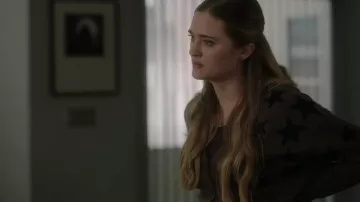 Zadig & Voltaire Mirka Star Cashmere Cardigan porté par Sophie Dixon (Lizzy Greene) comme vu dans A Million Little Things (S05E12)