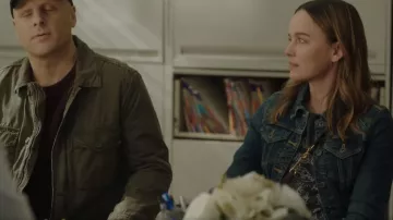 Mother Den­im The Sin­ful Tee worn by Maggie Bloom (Allison Miller) as seen in A Million Little Things (S05E12)