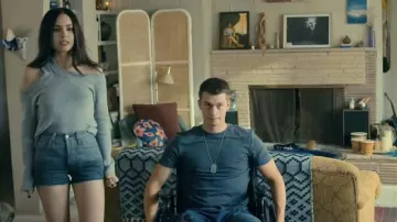 Le pull à col asymétrique porté par Cassie (Sofia Carson) dans le film Nos cœurs meurtris