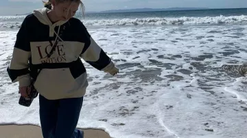 Le sweatshirt à capuche "Love Potion" porté par Emma Myers sur un post Instagram