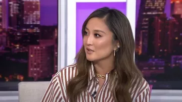 Monse Stripe Long Sleeve Cotton Wrap Shirt usada por Ashley Park como se ve en Today with Hoda & Jenna el 7 de julio de 2023