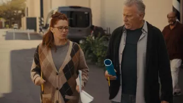 Nili Lotan Sofhie Argyle Cardigan porté par Hannah (Rachel Bloom) comme on le voit dans Reboot (S01E07)