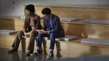Converse Low Sneakers portées par Andre (Ben Schwartz) comme on le voit dans Die Hart (S02E05)
