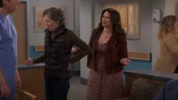 Veste Moto en daim vierge portée par Jen (Katie Lowes) comme on le voit dans How We Roll (S01E11)