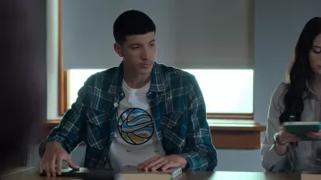 Chemise à carreaux portée par Nick Mendez (Jason Rivera-Torres) dans les tenues de la série télévisée Swagger (S02E02)