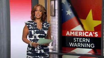 Robe noire Halo Jazelle portée par Gayle King vue dans CBS Mornings le 7 juillet 2023
