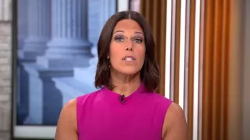 Karen Millen Soft Tailored High Low Midi Dress en Magenta usado por Dana Jacobson como se ve en CBS Saturday Morning el 9 de julio de 2023