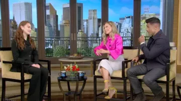 Proenza Schouler Crêpe Blazer asymétrique porté par Lola Tung vu en LIVE avec Kelly et Mark le 6 juillet 2023