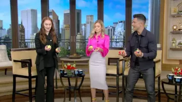 Pantalon en crêpe extensible Proenza Schouler porté par Lola Tung comme vu en LIVE avec Kelly et Mark le 6 juillet 2023