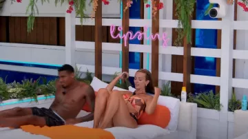 Pretty Little Thing Orange Abstract Print Bandeau Chain Cut Out Maillot de bain porté par Kady McDermott comme vu dans Love Island (S10E33)