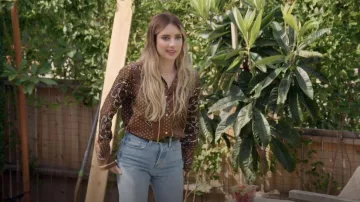 Camisa de sarga de seda estampada Sandro usada por Emma Roberts como se ve en Celebrity IOU (S06E08)