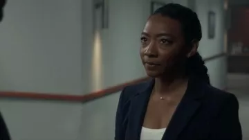 Theory Carissa Blazer porté par Elizabeth Wright (Betty Gabriel) vu dans Tom Clancy’s Jack Ryan (S04E02)