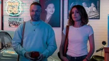 Colgante de hongo plateado usado por Will (Seth Rogen) en trajes de series de televisión platónicas (Temporada 1 Épisode 2)