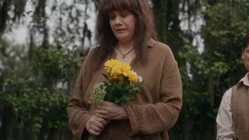 Xirena Scout Camisa de gasa de manga larga usada por May-May Montgomery (Kristen Johnston) como se ve en The Righteous Gemstones (S03E05)