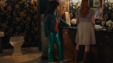 Pull & Bear High Waisted Metallic Straight Leg Pants usados por Young Judy Gemstone (Emma Shannon) como se ve en The Righteous Gemstones (S03E05)