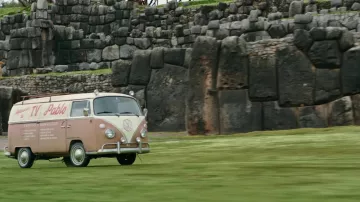 Volkswagen Type 2 Car en tant que Wheeljack Autobot (Cristo Fernández) dans le film Transformers: Rise of the Beasts