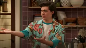 Aptro Ca­su­al Hawai­ian Shirt in Dough­nuts worn by Neil (Felix Avitia) as seen in Raven's Home (S06E11)