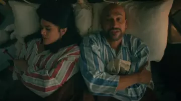 Darcy Clothing Pyjama à rayures traditionnelles porté par Josh Skinner (Keegan-Michael Key) comme on le voit dans Schmigadoon! (S02E05)