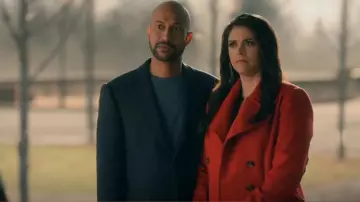 Manteau en sergé moderne du Club Monaco porté par Josh Skinner (Keegan-Michael Key) vu dans Schmigadoon! (S02E06)