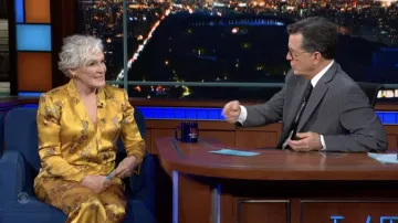 Costume imprimé Gold Stin Blazer et pantalon portés par Glenn Close comme on le voit dans The Late Show with Stephen Colbert
