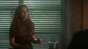 Frank And Oak The Botanical Short Sleeve Mockneck en rouge marron porté par Nancy Drew (Kennedy McMann) vu dans Nancy Drew (S04E07)