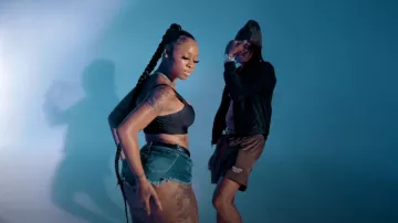 Pantalones cortos de Zuma marrones oscuros usados por Skilla Baby en su magnífico video musical oficial con Tee Grizzley