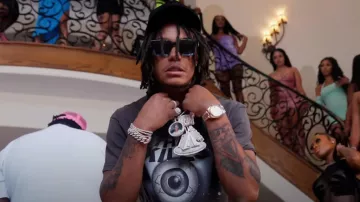 Louis Vuitton Dark Grey Marble 1.1 Millionaires Lunettes de soleil portées par Skilla Baby dans un magnifique clip officiel avec Tee Grizzley