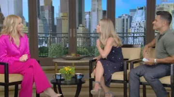 Gianvito Rossi Portofino 105mm Sandalias de gamuza usadas por Kelly Ripa como se ve en VIVO con Kelly y Mark el 10 de julio de 2023