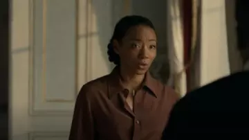 Everlane The Clean Silk Relaxed Shirt usada por Elizabeth Wright (Betty Gabriel) como se ve en Tom Clancy's Jack Ryan (S04E03)