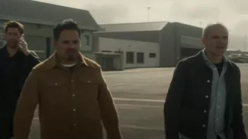 Officine Générale Leo Baby Cord Trucker Jacket Charcoal porté par Mike November (Michael Kelly) vu dans Tom Clancy’s Jack Ryan (S04E03)