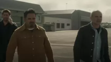 Officine Générale Leo Baby Cord Trucker Jacket Charcoal usada por Mike November (Michael Kelly) como se ve en Tom Clancy's Jack Ryan (S04E03)