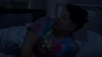 Mitsu Okubo Georgia O’Queef T Shirt porté par Che Diaz (Sara Ramirez) comme on le voit dans And Just Like That... (S02E05)