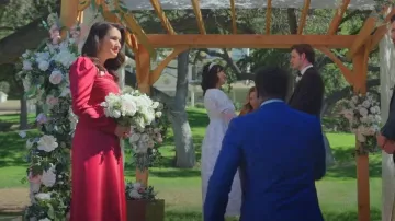 ASTR The Label Cinched Halterneck Satin Dress usado por Zoë (Zoë Chao) como se ve en The Afterparty (S02E01)