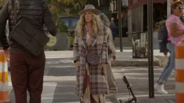 Pierre Cardin Monogrammé Croosbody Bag porté par Carrie Bradshaw (Sarah Jessica Parker) comme on le voit dans And Just Like That... (S02E05)