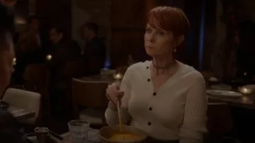 Proenza Schouler White Label Coton Cachemire Rib Knit Cardigan porté par Miranda Hobbes (Cynthia Nixon) comme on le voit dans And Just Like That... (S02E05)