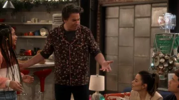Camisa de manga corta Tombolo Catleidoscope usada por Spencer Shay (Jerry Trainor) como se ve en iCarly (S03E08)