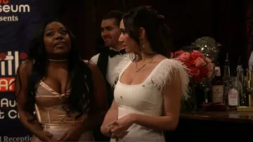 Probablemente Cameron vestido en blanco usado por Tinsley (Patty Guggenheim) como se ve en iCarly (S03E08)